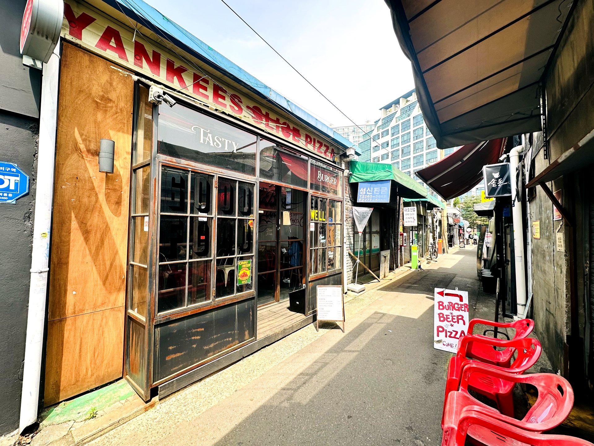 Yankees Burger storefront in Mullae-dong with red signage
