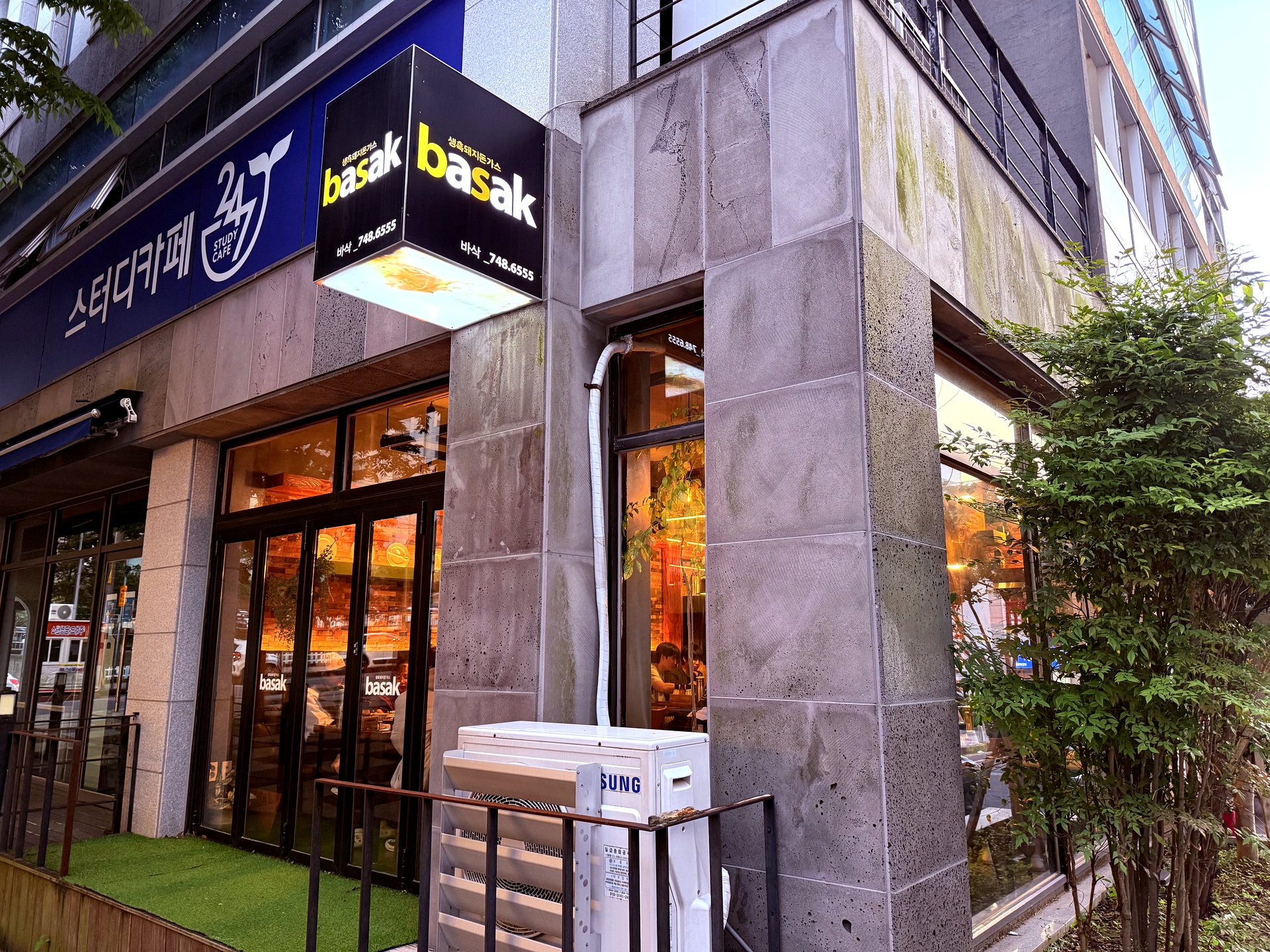 Basak Donkkaseu building corner view in Jeju side street