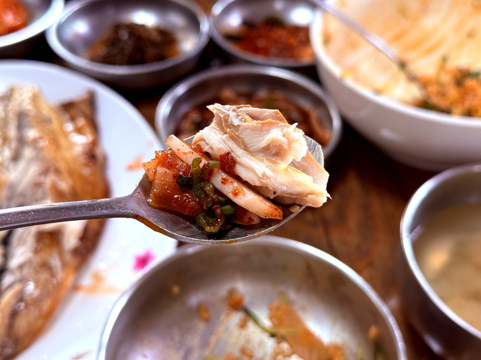 Marinated grilled mackerel and kimchi on a spoon