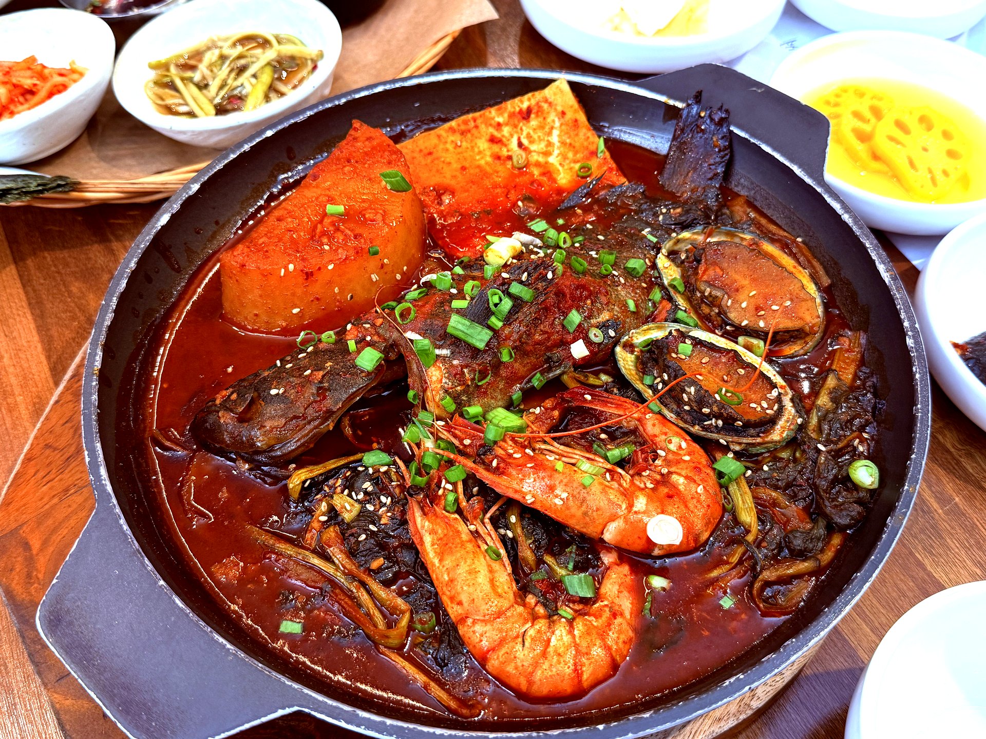 Best Jeju Hyangtosik in Jungmun: Gojipdol Wureok (고집돌우럭)