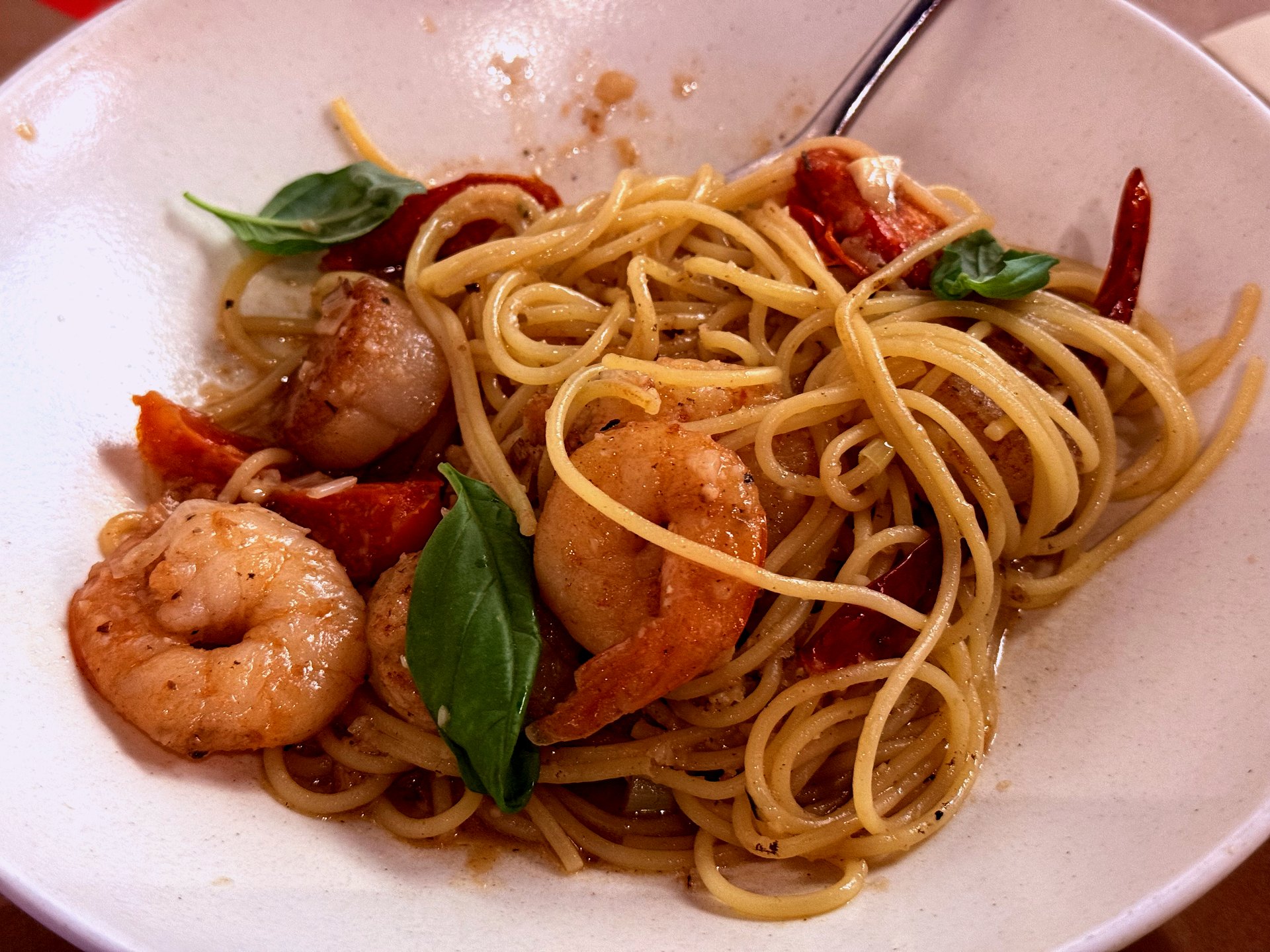 Scallop and shrimp olio pasta with cherry tomatoes and basil